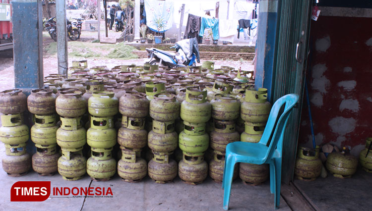 Agen penjual gas elpigi 3 kg. (Foto: Asnadi/TIMES Indonesia)