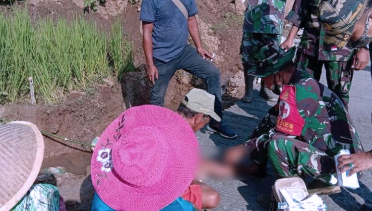 Tim Kesehatan lapangan memberikan pertolongan kepada warga