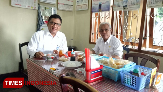 Kabid Sarpras Disdik Sleman, Adi Marsanto (kiri) bersama Plt Kepala Dinas Pendidikan Sleman Arif Haryono SH (kanan). (FOTO: Adi M for TIMES Indonesia)