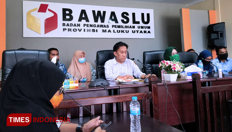 Ketua Bawaslu Malut Muksin Amrin didampingi Koordinator Koordinator Divisi (Kordiv) PHL Bawaslu kabupaten/kota.(foto: Wahyudi Yahya/TIMES Indonesia)