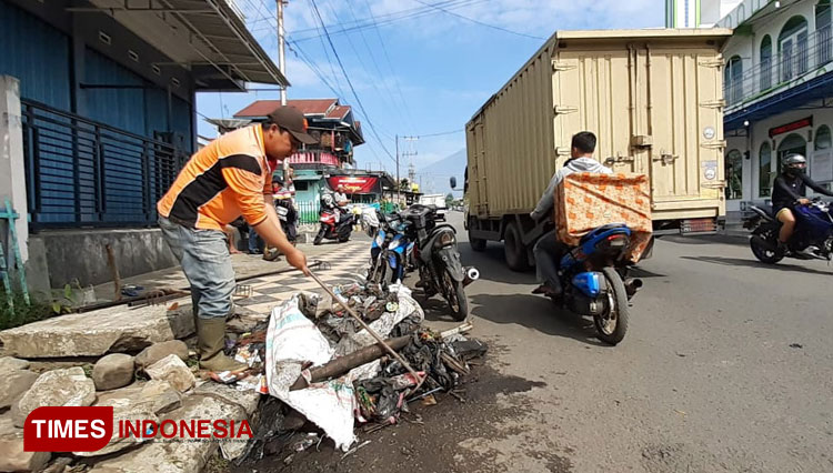 Petugas DLH Kota Pagaralam mengangkut sampah plastik dari dalam saluran pembuangan air. (Foto: Asnadi/ TIMES Indonesia)
