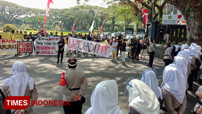 Unjuk rasa mahasiswa di depan Gedung DPRD Kota Malang. (Foto: Naufal Ardiansyah/TIMES Indonesia)