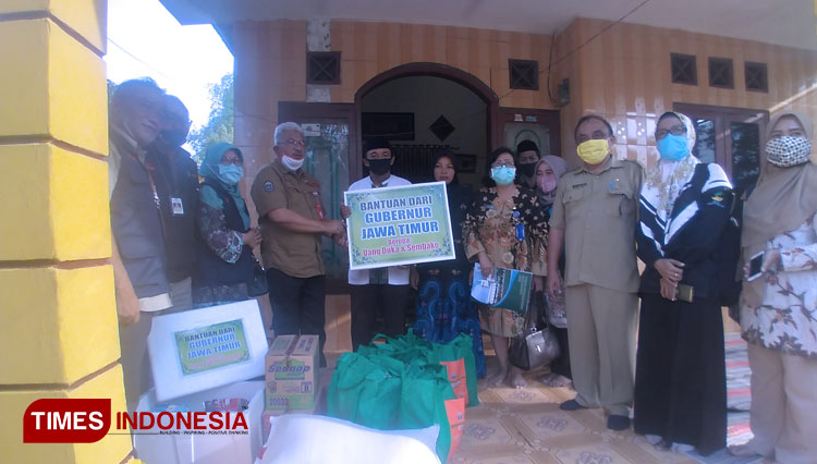 Pemerintah Provinsi Jatim melalui Dinas Sosial Jatim memberikan bantuan kepada keluarga korban pembunuhan balita 5 tahun di Pasuruan, Senin (13/7/2020). (Foto: Khusnul Hasana/TIMES Indonesia)