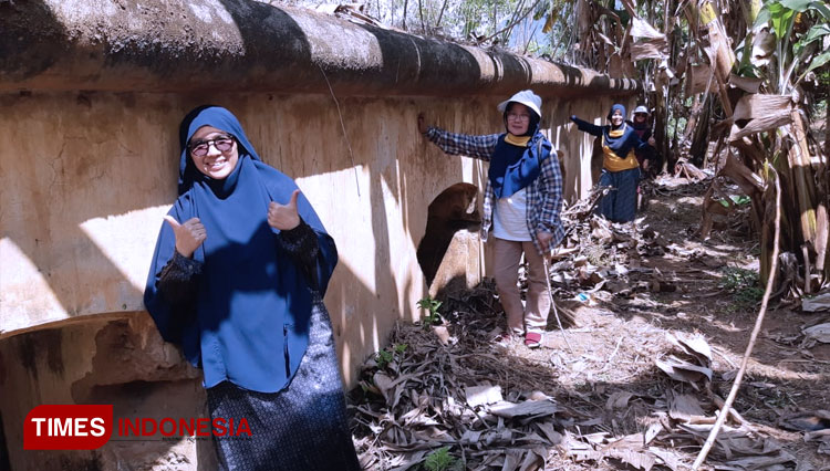 Pengunjung Gedong Peteng di Bukit Citiis, Kampung Paslon, RW 01, Desa Ciherang, Kecamatan Nagreg, Kabupaten Bandung. (Foto: Iwa/TIMES Indonesia)