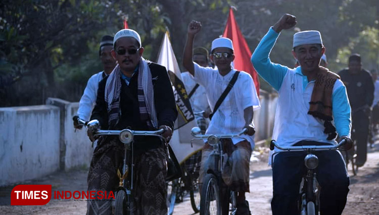 Komunitas Pesona Onthel Roso saat bersepeda sambil melantunkan shalawat nabi. (Foto: Hosen Asy'ari for TIMES Indonesia)