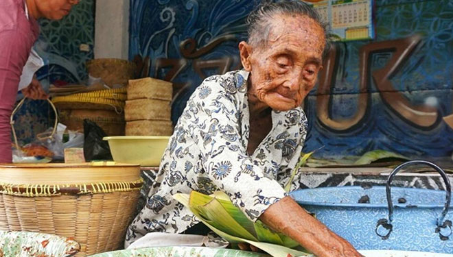 Penjual Gudeg tertua di Kota Yogyakarta, Biyem Setyo Utama atau Mbah Lindu. (FOTO: boombastis.com)