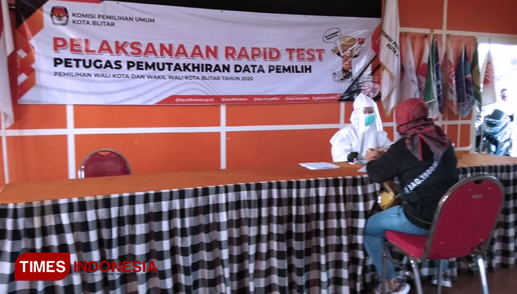 Petugas Pemutakhiran Data Pemilih (PPDP) menjalani rapid tes di Kantor KPU Kota Blitar, Senin, (13/7/2020). (Foto: Sholeh/TIMES Indonesia) 