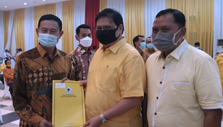 Yuhronur Efendi (kemeja batik), saat menerima surat rekomendasi dari DPP Partai Golkar untuk maju di Pilkada 2020. (FOTO: Relawan Yuhronur Efendi for TIMES Indonesia)