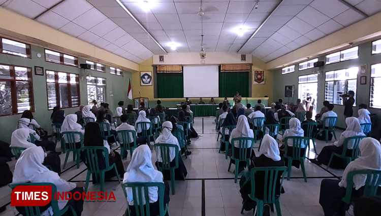 Peserta didik baru SMA Negeri 1 Giri menjalankan arahan sesuai protokol kesehatan pencegahan Covid-19 (FOTO: Rizki Alfian/TIMES Indonesia)