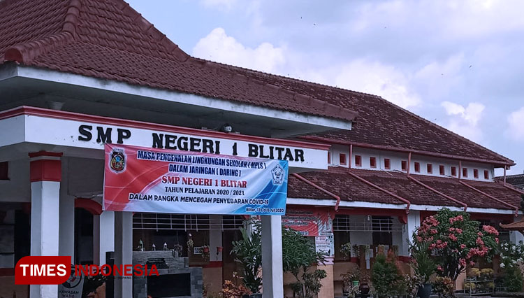 Suasana SMPN 1 Kota Blitar saat kegiatan masa pengenalan lingkungan sekolah (MPLS) dilakukan secara online, Senin (13/7/2020). (Foto: Sholeh/TIMES Indonesia) 