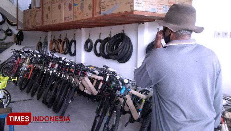 Seorang pembeli memilih sepeda. (Foto: Akmal/TIMES Indonesia)