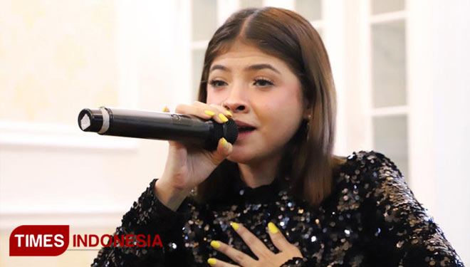 Sara Fajira tampil memukau saat launching single I Miss U di MS Glow Clinic, Jalan Biliton, Surabaya, Minggu (12/7/2020). (Foto: Lely Yuana/TIMES Indonesia) 