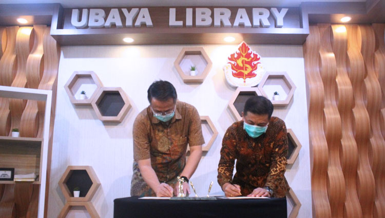 Rektor Ubaya, Ir. Benny Lianto, MMBAT bersama CEO PT Insera Sena, Soejanto Widjaja saat menandatangani MoU di Gedung Perpustakaan Ubaya (Foto: Humas Ubaya)