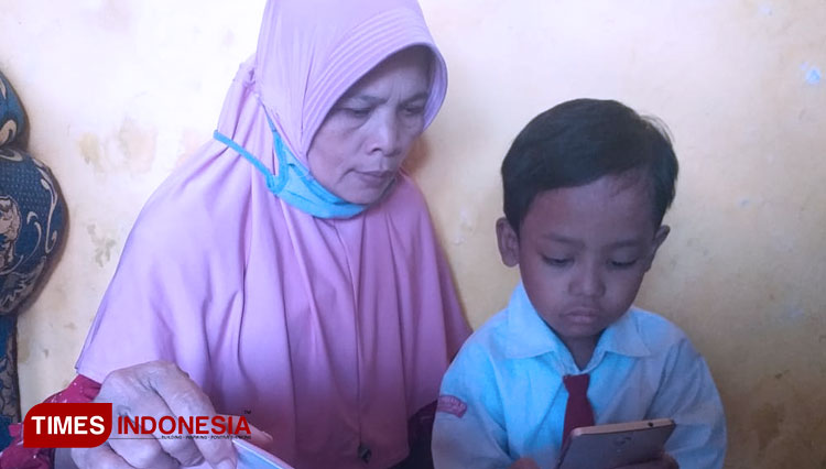 Vino Sebastian Putra siswa kelas tiga di SD Kemala Bhayangkari XI Waru saat melakukan pembelajaran daring. (Foto: Inntan/TIMES Indonesia)