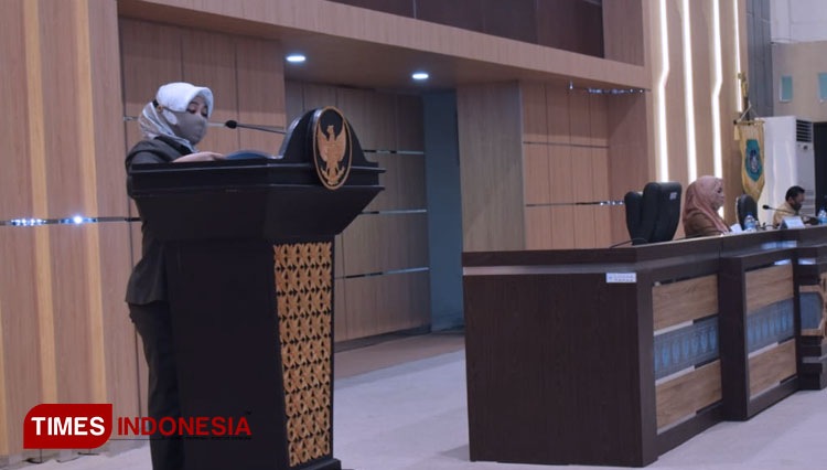 Wakil Bupati Lamongan, Kartika Hidayati, menyampaikan pandangan umum Pemkab Lamongan terhadap usulan Raperda dari legislatif, dalam Rapat Paripurna, Senin (13/7/2020). (FOTO: Humas Pemkab Lamongan for TIMES Indonesia)