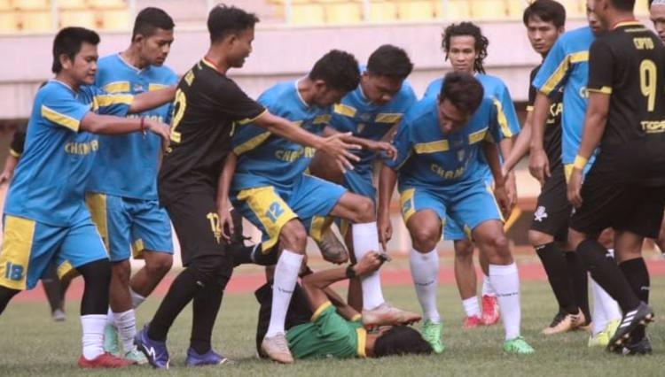 Kejadian penginjakan kepada wasit pada pertandingan level fun football di Bekasi. (Foto: bolalob)