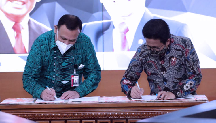 Menteri Desa, Pembangunan Daerah Tertinggal dan Transmigrasi Republik Indonesia (Mendes PDTT RI), Abdul Halim Iskandar bersama Ketua Komisi Pemberantasan Korupsi (KPK), Firli Bahuri saat menandatangani Nota Kesepahaman Bersama antara Kemendes PDTT (FOTO: 