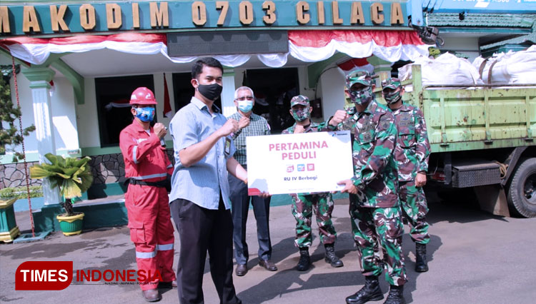 Bantuan 5 ton pupuk urea dari Pertamina untuk Kodim 0703 Cilacap, secara simbolis diterima oleh Kasdim Mayor Inf Ahmad Rofik Alfian. (FOTO: Pendim Cilacap for TIMES Indonesia)
