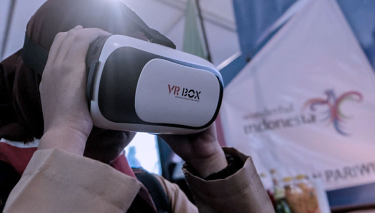 Pengunjung mencoba teknologi VR yang menampilkan informasi wisata yang dikembangkan oleh Kementerian Pariwisata dan Ekonomi Kreatif/Badan Pariwisata dan Ekonomi Kreatif. (foto:  Kemenparekraf)