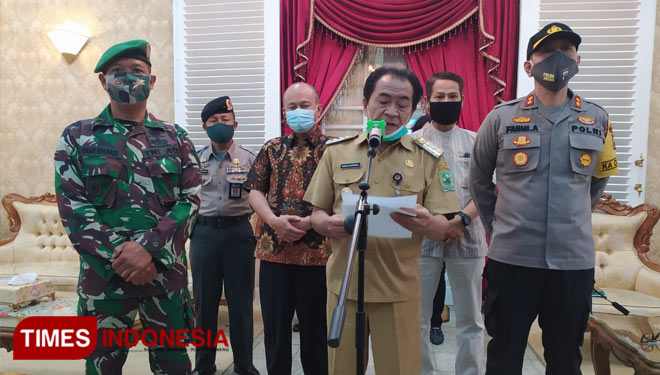 Bupati Banjarnegara saat berikan keterangan pers terkait kasus Covid-19. (FOTO: Kominfo/TIMES Indonesia)