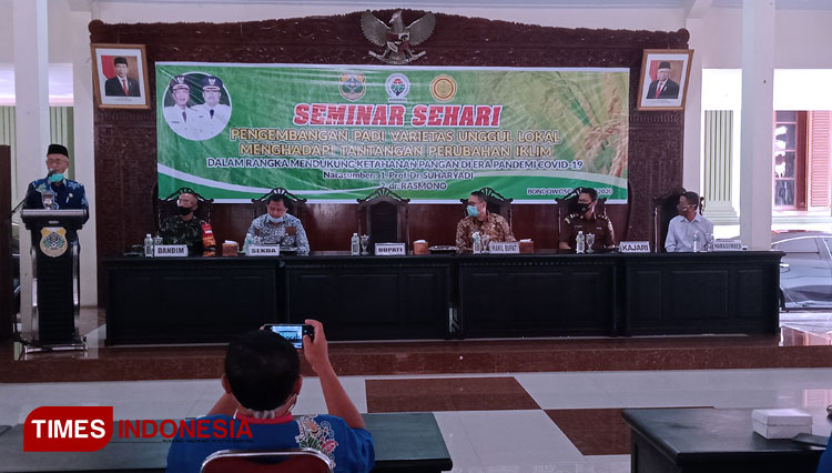 Bupati Bondowoso KH Salwa Arifin saat menyampaikan sambutan dalam acara  Seminar Sehari Pengembangan Padi Varietas Unggul Lokal (FOTO: Moh Bahri/TIMES Indonesia)