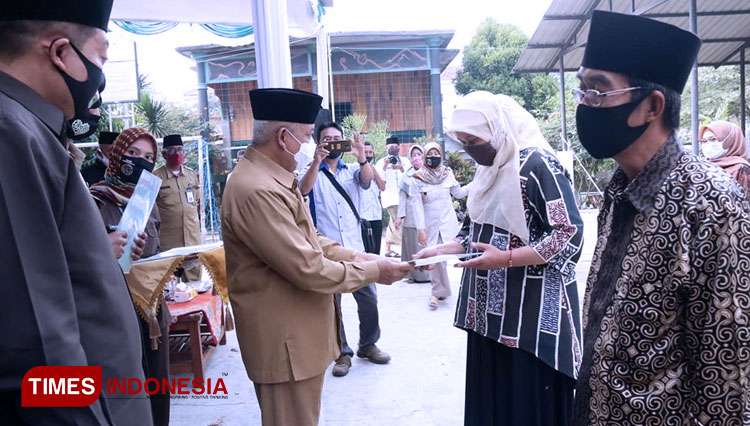 Bupati Malang, Drs HM Sanusi MM saat menyerahkan sertifikat PTSL secara simbolis. (Foto: Humas Pemkab Malang for TIMES Indonesia)