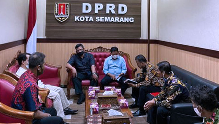 Pengurus BKM Kota Semarang beraudiensi dengan pimpinan DPRD Kota Semarang untuk menjadi pelindung dan penasehat serta meminta difasilitasi bertemu dengan Walikota. (FOTO: Humas DPRD)