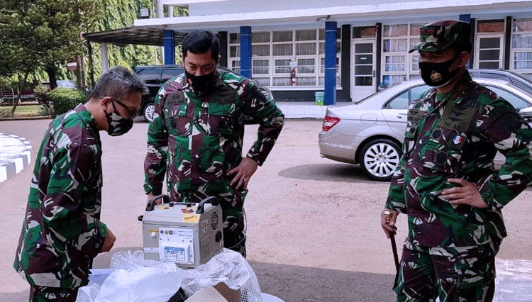 Danlanud Halim Perdanakusuma Marsekal Pertama TNI Dr. Ir. Purwoko Aji Prabowo, M.M, M.D.S., (kiri) menyerahkan bantuan ventilator kepada Kepala RSAU dr. Esnawan Antariksa, Kolonel Kes dr. Mukti Arja Berlian, SpPD. (foto: Humas Lanud Halim Perdanakusuma)