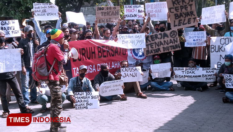 Aksi buruh PT Kharisma di kantor Disnakertrans Bantul (Foto: Totok Hidayat/TIMES Indonesia)
