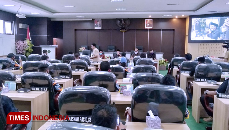 LSM Gerakan masyarakat bela negara Indonesia saat audensi di ruang sidang DPRD Kabupaten Pamekasan. (Foto: Akhmad Syafi'i/TIMES Indonesia)