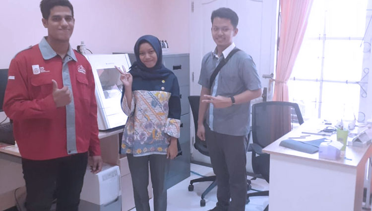 Naufal Prawironegoro bersama tim dan tekniker gigi saat berada di laboratorium tekniker gigi. (Foto: Humas ITS)