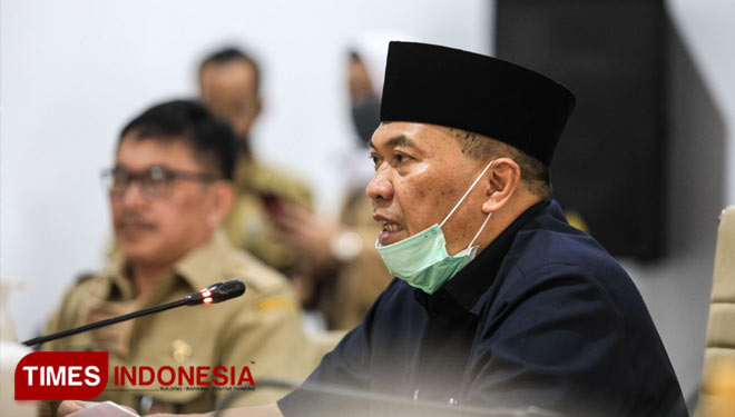 Wali Kota Bandung, Oded M. Danial membuka MPLS daring di Pendopo Kota Bandung, Senin (13/7/20). (Foto: Humas Pemkot for TIMES Indonesia) 