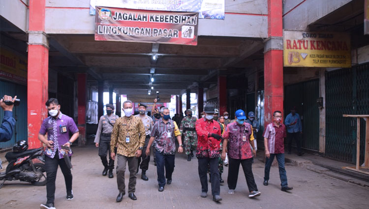 Bupati Banyumas Achmad Husein saat menutup Pasar Wage, Purwokerto. (FOTO: Parsito For TIMES Indonesia)