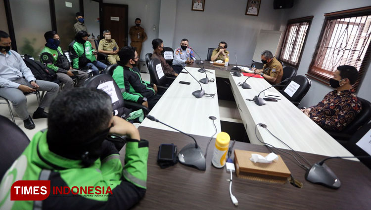 Pemkot Bandung menerima perwakilan dari Driver Online Jawa Barat Bersatu di Balai Kota, Jalan Wastukancana, Senin (13/7/2020). (Foto: Humas Pemkot Bandung for TIMES Indonesia)