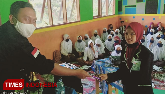 Relawan FRPB blusukan ke lembaga pendidikan di SMP Ma'arif, Terrak, Kecamatan Tlanakan Pamekasan.(Foto: Akhmad Syafi'i/TIMES Indonesia)