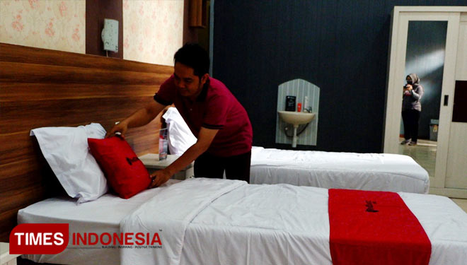 Petugas saat merapikan kamar hotel yang dulunya merupakan ruang kelas SMKN 4 Malang. (Foto: Naufal Ardiansyah/TIMES Indonesia)