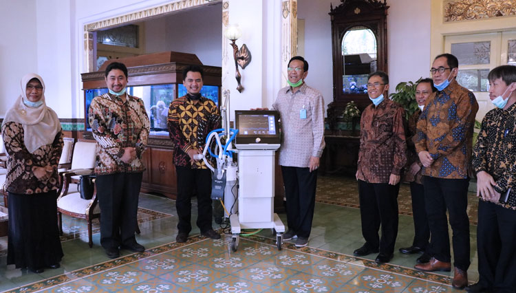 Gubernur DIY, Sri Sultan Hamengkubuwono X (ke empat dari kiri) ketika mengecek ventilator bersama Rektor UGM dan rombongan. (FOTO: Humas UGM for TIMES Indonesia) 