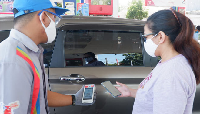 Uji coba penggunaan transaksi non tunai di SPBU Kota Surabaya (Foto : Pertamina)