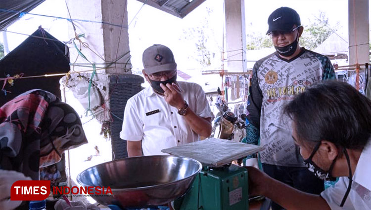 Petugas tenaga ahli tera asal Lubuklinggau mentera ulang mesin timbangan para pedagang, dalam giat tera ulang UTTP yang diadakan Disperindagkop dan PP Kota Pagaralam.  (FOTO: Asnadi/TIMES Indonesia)