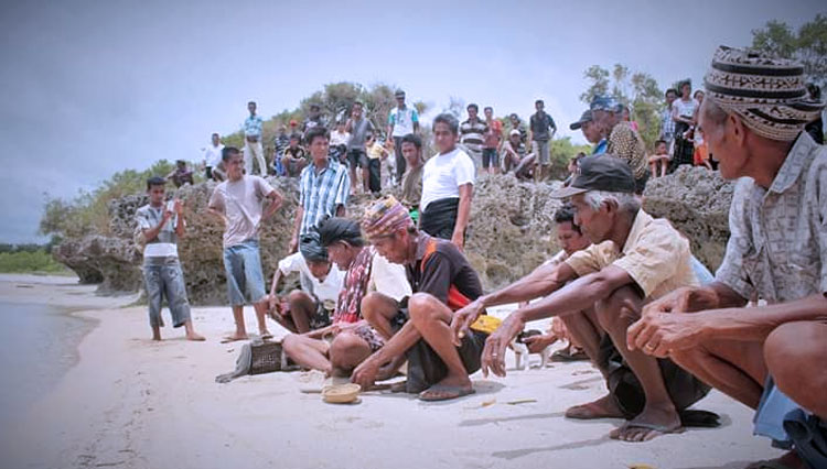 Sejumlah tokoh adat Sumba saat berada di pesisir pantai dalam melaksanakan Ritual Purru Lamananga untuk memohon curah hujan. (FOTO: Yudi Rawambaku)