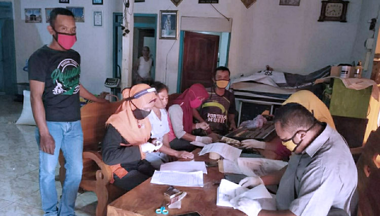 Proses verifikasi faktual berkas dukungan bakal calon perseorangan yang dilakukan petugas di tingkat desa. (FOTO: KPU Lamongan for TIMES Indonesia)