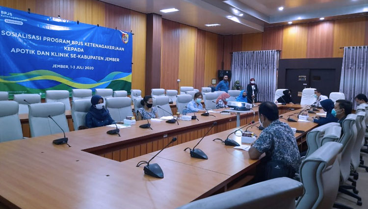 Kegiatan sosialisasi manfaat program bagi apoteker oleh BPJamsostek Cabang Jember pada Kamis (2/7/2020). (Foto: Aghnia)