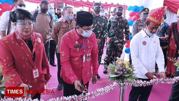 Kepala BKPM RI, Bahlil Lahadalia saat meresmikan Gedung Dinas Penanaman Modal dan Pelayanan Terpadu Satu Pintu (DPMPTSP) Sulteng. (Foto: Sarifah Latowa/TIMES Indonesia)
