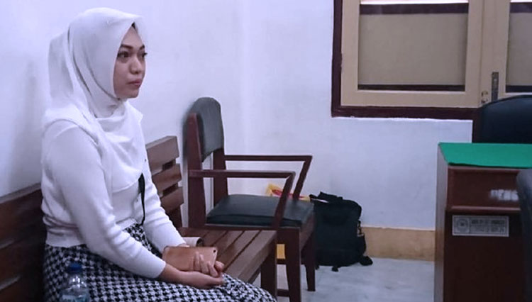 Febi Nur Amelia malah terancam hukuman 2 tahun penjara setelah menagih hutang melalui sosial media. (Foto: detik.com)