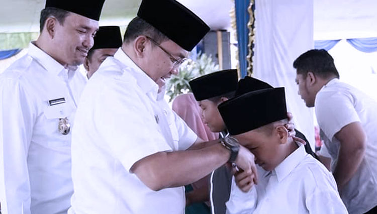 Bupati Muba Dodi Reza Alex saat berkunjung ke Ponpes Salamun Aitam (Foto : Kominfo Muba)