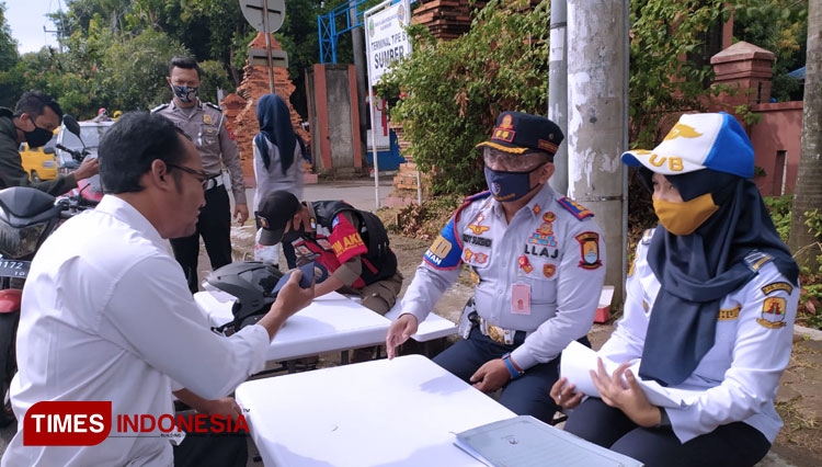 Razia Masker Oleh Dishub Kabupaten Cirebon Bersama TNI/Polri dan Satpol PP di Salah Satu Jalan di Kabupaten Cirebon. (Foto: Devteo MP/TIMES Indonesia)