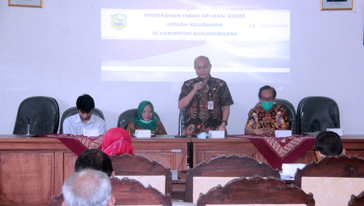 Sekda Banjarnegara Drs Indarto MSi menyerahkan aplikasi sisdes ke 12 Kelurahan. (FOTO: Kominfo/TIMES Indonesia)