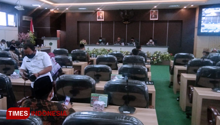Wakil Bupati Pamekasan Raja'e saat menyampaikan nota penjelasan secara virtual mengenai raperda tentang pertanggungjawaban pelaksanaan APBD tahun anggaran 2019, di ruang sidang paripurna DPRD Pamekasan.(Foto: Akhmad Syafi'i/TIMES Indonesia)