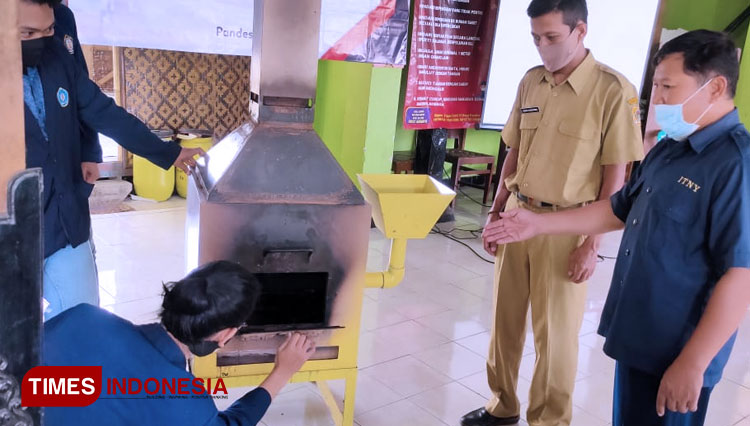 LPPMI ITNY ketika menyerahkan alat pembakar sampah non organik bernama Domestik Incinerator kepada Pemdes Pandes, Wedi, Klaten, Jawa Tengah. (FOTO: ITNY for TIMES Indonesia)