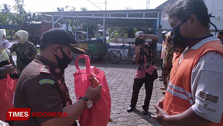 Kepala Kejari Banyumas Amrizal Tahar kunjungi purna kejaksaan dan bakti sosial ke orang sekitar, diantaranya tukang sapu dan abang becak. (FOTO: Sutrisno /TIMES Indonesia)
